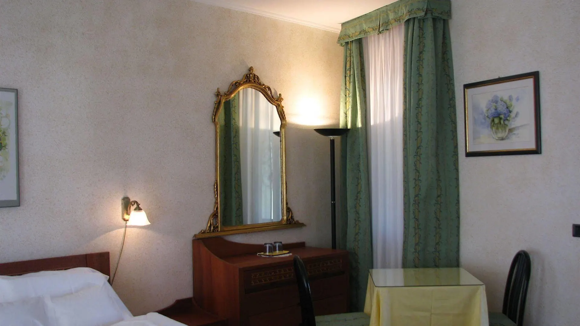 Hotel Royal 메나지오 3*,